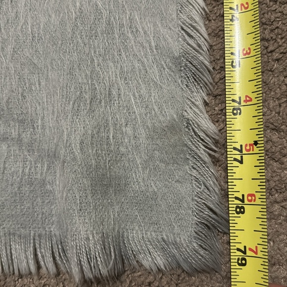 Free With $25 Purchase Gray/Silver Textured Scarf-17x79-Acrylic-Raw Edge-EUC - Picture 15 of 15